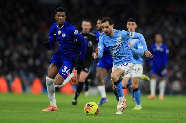 4th January 2026; Etihad Stadium, Manchester, Lancashire, England; Premier League Football, Manchester City versus Chelsea; Bernardo Silva of Manchester City takes on Josh Acheampong of Chelsea  DavidxBlunsden