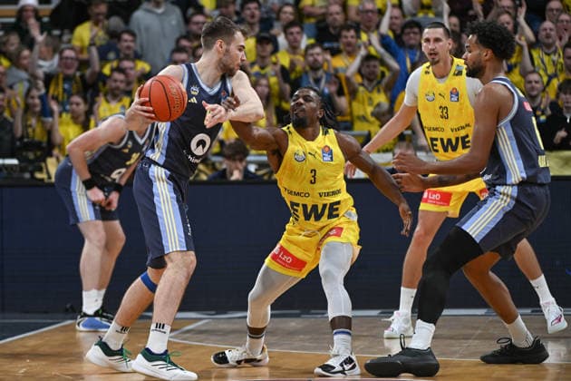GER, Basketball, easy Credit- BBL, EWE Baskets Oldenburg vs ALBA Berlin 04.01.2026, EWE Arena, Oldenburg, GER, easy Credit-BBL, EWE Baskets Oldenburg vs ALBA Berlin, im Bild Malte DELOW( ALBA Berlin 6 ) Chris CLEMONS ( EWE Baskets Oldenburg 3 ) EX-Oldenburger Norris AGBAKOKO ( ALBA Berlin 17 ) Tomislav ZUBCIC ( EWE Baskets Oldenburg 33 )