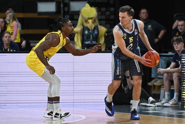 GER, Basketball, easy Credit- BBL, EWE Baskets Oldenburg vs ALBA Berlin 04.01.2026, EWE Arena, Oldenburg, GER, easy Credit-BBL, EWE Baskets Oldenburg vs ALBA Berlin, im Bild Martin HERMANNSSON ( ALBA Berlin 15 ) Chris CLEMONS ( EWE Baskets Oldenburg 3 )