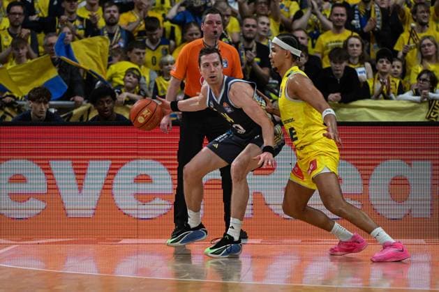 GER, Basketball, easy Credit- BBL, EWE Baskets Oldenburg vs ALBA Berlin 04.01.2026, EWE Arena, Oldenburg, GER, easy Credit-BBL, EWE Baskets Oldenburg vs ALBA Berlin, im Bild Justin BEAN ALBA Berlin 34 ) Nicholas TISCHLER ( EWE Baskets Oldenburg 11 )