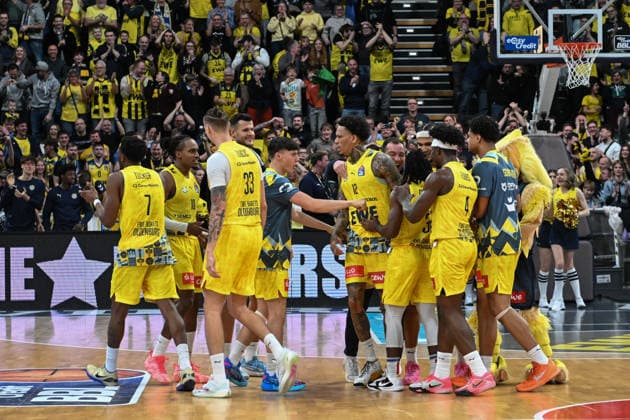 GER, Basketball, easy Credit- BBL, EWE Baskets Oldenburg vs ALBA Berlin 04.01.2026, EWE Arena, Oldenburg, GER, easy Credit-BBL, EWE Baskets Oldenburg vs ALBA Berlin, im Bild 0,7 Sekunden vor Schluss mit dem Dreier zum Sieg Chris CLEMONS ( EWE Baskets Oldenburg 3 ) wird gefeiert von Dakarai TUCKER ( EWE Baskets Oldenburg 7 ) Michale KYSER ( EWE Baskets Oldenburg 12 ) Tomislav ZUBCIC ( EWE Baskets Oldenburg 33 ) Colin SCHROEDER ( EWE Baskets Oldenburg 29 ) Brain FOBBS ( EWE Baskets Oldenburg 4 )