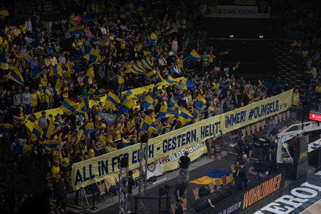 GER, Basketball, easy Credit- BBL, EWE Baskets Oldenburg vs ALBA Berlin 04.01.2026, EWE Arena, Oldenburg, GER, easy Credit-BBL, EWE Baskets Oldenburg vs ALBA Berlin, im Bild Der Fan-Block der Baskets kurz vor dem Spiel