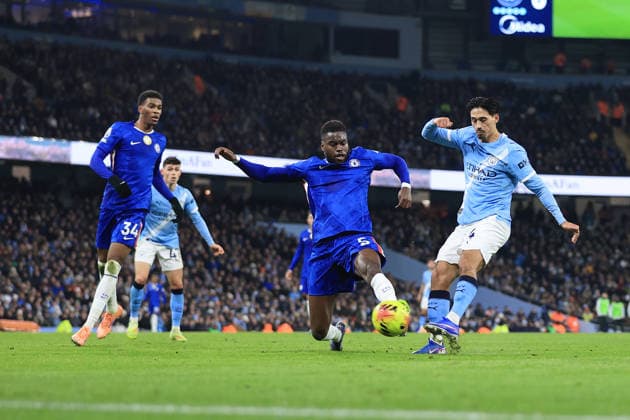 Football - Premier League - Manchester City v Chelsea 4th January 2026 - Premier League - Manchester City v Chelsea - Tijjani Reijnders of Manchester City scores their 1st goal past Benoit Badiashile of Chelsea - Photo: Simon Stacpoole Offside. Manchester UK Copyright: xSimonxStacpoolexOffside