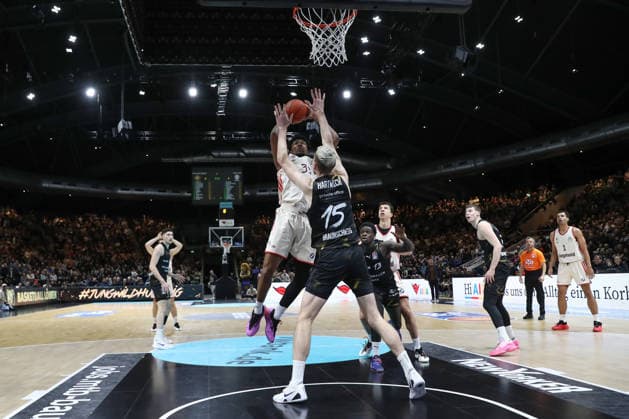 04.01.2026, xgox, Basketball, easyCredit BBL, Basketball Loewen Braunschweig - FC Bayern München emspor, v.l. David McCormack (Bayern, 33), Philipp Hartwich (Braunschweig, 15) Braunschweig