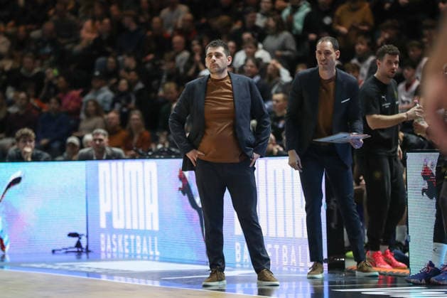 04.01.2026, xgox, Basketball, easyCredit BBL, Basketball Loewen Braunschweig - FC Bayern München emspor, v.l. Konstantin Papazoglou (Braunschweig, Trainer) Braunschweig