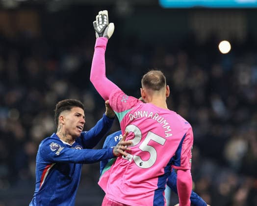 Premier League Manchester City v Chelsea Enzo Fernandez of Chelsea pushes Manchester City goalkeeper Gianluigi Donnarumma away from Cole Palmer of Chelsea during the Premier League match Manchester City vs Chelsea at Etihad Stadium, Manchester, United Kingdom, 4th January 2026 (Photo by Mark Cosgrove News Images) Manchester Etihad Stadium Manchester United, ManU Kingdom Copyright: xMarkxCosgrove NewsxImagesx