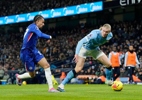 Manchester, England, 4th January 2026. Malo Gusto of Chelsea attempts to contain Erling Haaland of Manchester City during the Manchester City vs Chelsea Premier League match at the Etihad Stadium, Manchester. Picture credit should read: Andrew Yates Sportimage EDITORIAL USE ONLY. No use with unauthorised audio, video, data, fixture lists, club league logos or live services. Online in-match use limited to 120 images, no video emulation. No use in betting, games or single club league player publications. SPI_062_AY_Man_City_Chelsea SPI-4432-0061
