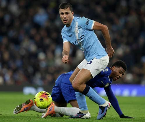 Manchester City v Chelsea - Premier League Josh Acheampong of Chelsea and Rodri of Manchester City challenge during the Premier League match between Manchester City and Chelsea at Etihad Stadium on January 4, 2026 in Manchester, England. WARNING! This Photograph May Only Be Used For Newspaper And Or Magazine Editorial Purposes. May Not Be Used For Publications Involving 1 player, 1 Club Or 1 Competition Without Written Authorisation From Football DataCo Ltd. For Any Queries, Please Contact Football DataCo Ltd on +44 (0) 207 864 9121 Manchester Etihad Stadium England United Kingdom Copyright: xAllstarxPicturexLibraryxLtdx