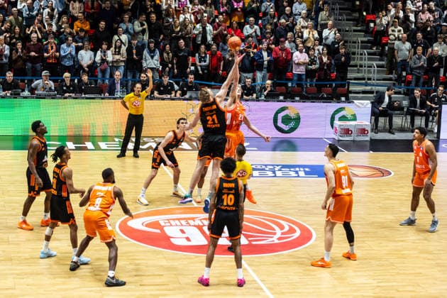 GER, easy-Credit Basketball-Bundesliga, Niners Chemnitz - RASTA Vechta. 04.01.2026, Messe, Chemnitz, GER, easy-Credit Basketball-Bundesliga, Niners Chemnitz - RASTA Vechta. Tipp off, Lars Thiemann (RASTA Vechta 21), Julian Steinfeld (Niners Chemnitz, 21) Foto Alexander Trienitz Chemnitz Messe Sachsen Deutschland