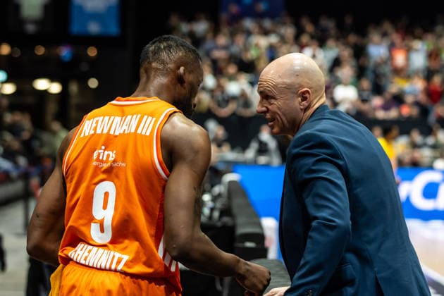 GER, easy-Credit Basketball-Bundesliga, Niners Chemnitz - RASTA Vechta. 04.01.2026, Messe, Chemnitz, GER, easy-Credit Basketball-Bundesliga, Niners Chemnitz - RASTA Vechta. John Edward Newman III (Niners Chemnitz, 9) spricht mit Rodrigo Pastore (Head Coach), Niners Chemnitz Foto Alexander Trienitz Chemnitz Messe Sachsen Deutschland