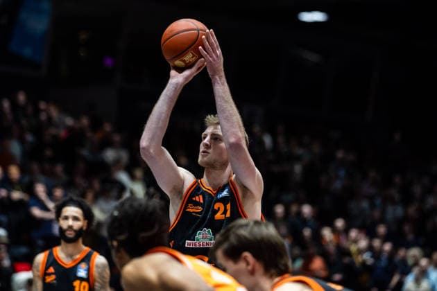 GER, easy-Credit Basketball-Bundesliga, Niners Chemnitz - RASTA Vechta. 04.01.2026, Messe, Chemnitz, GER, easy-Credit Basketball-Bundesliga, Niners Chemnitz - RASTA Vechta. Lars Thiemann (RASTA Vechta 21) bei einem Freiwurf Foto Alexander Trienitz Chemnitz Messe Sachsen Deutschland