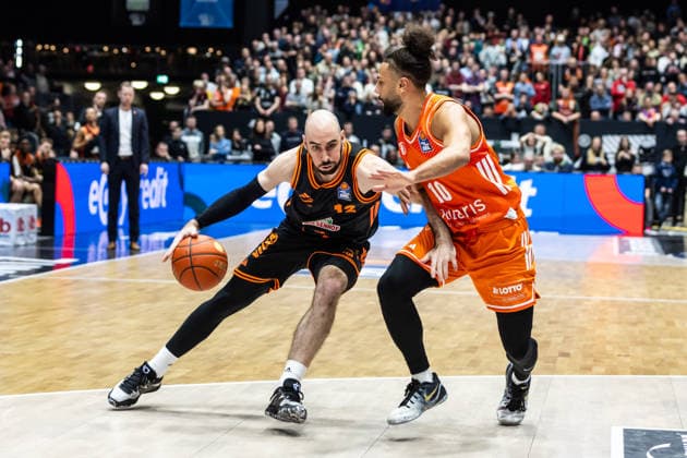 GER, easy-Credit Basketball-Bundesliga, Niners Chemnitz - RASTA Vechta. 04.01.2026, Messe, Chemnitz, GER, easy-Credit Basketball-Bundesliga, Niners Chemnitz - RASTA Vechta. Tommy Kuhse (RASTA Vechta 12), Kaza Kajami-Keane (Niners Chemnitz, 10) Foto Alexander Trienitz Chemnitz Messe Sachsen Deutschland