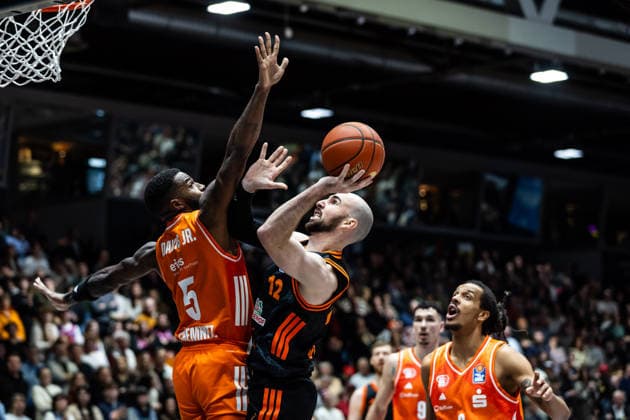 GER, easy-Credit Basketball-Bundesliga, Niners Chemnitz - RASTA Vechta. 04.01.2026, Messe, Chemnitz, GER, easy-Credit Basketball-Bundesliga, Niners Chemnitz - RASTA Vechta. Tommy Kuhse (RASTA Vechta 12), Corey Davis Jr. (Niners Chemnitz, 5) Foto Alexander Trienitz Chemnitz Messe Sachsen Deutschland
