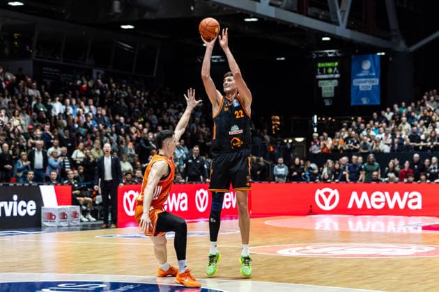 GER, easy-Credit Basketball-Bundesliga, Niners Chemnitz - RASTA Vechta. 04.01.2026, Messe, Chemnitz, GER, easy-Credit Basketball-Bundesliga, Niners Chemnitz - RASTA Vechta. Tibor Pleiß Tibor Pleiss (RASTA Vechta 22) Foto Alexander Trienitz Chemnitz Messe Sachsen Deutschland
