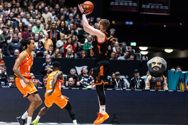 GER, easy-Credit Basketball-Bundesliga, Niners Chemnitz - RASTA Vechta. 04.01.2026, Messe, Chemnitz, GER, easy-Credit Basketball-Bundesliga, Niners Chemnitz - RASTA Vechta. Luc van Slooten (RASTA Vechta 6) Foto Alexander Trienitz Chemnitz Messe Sachsen Deutschland