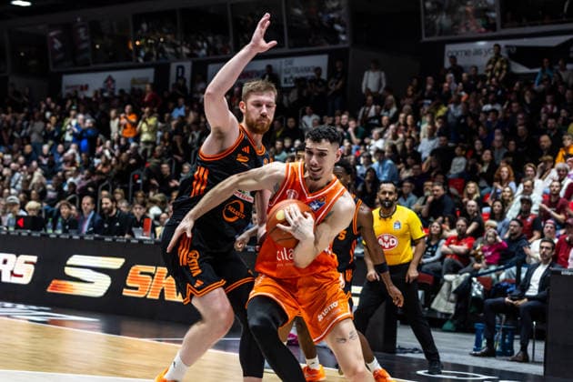 GER, easy-Credit Basketball-Bundesliga, Niners Chemnitz - RASTA Vechta. 04.01.2026, Messe, Chemnitz, GER, easy-Credit Basketball-Bundesliga, Niners Chemnitz - RASTA Vechta. Yordan Minchev (Niners Chemnitz, 91), Luc van Slooten (RASTA Vechta 6) Foto Alexander Trienitz Chemnitz Messe Sachsen Deutschland
