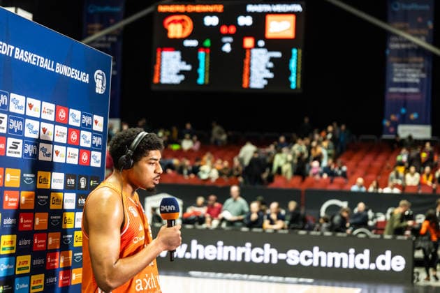 GER, easy-Credit Basketball-Bundesliga, Niners Chemnitz - RASTA Vechta. 04.01.2026, Messe, Chemnitz, GER, easy-Credit Basketball-Bundesliga, Niners Chemnitz - RASTA Vechta. Kostja Mushidi (Niners Chemnitz, 11) beim Interview Foto Alexander Trienitz Chemnitz Messe Sachsen Deutschland