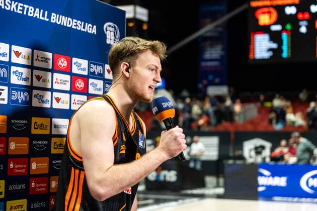 GER, easy-Credit Basketball-Bundesliga, Niners Chemnitz - RASTA Vechta. 04.01.2026, Messe, Chemnitz, GER, easy-Credit Basketball-Bundesliga, Niners Chemnitz - RASTA Vechta. Lars Thiemann (RASTA Vechta 21) beim Interview Foto Alexander Trienitz Chemnitz Messe Sachsen Deutschland