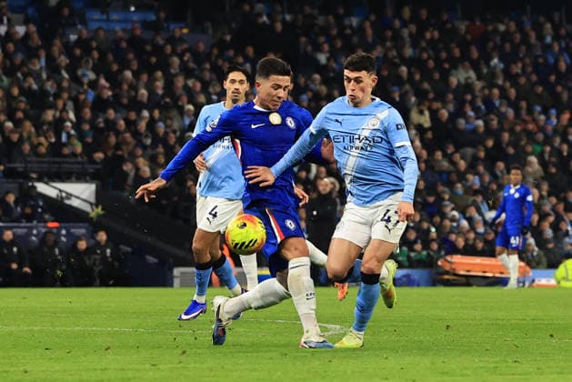 4th January 2026; Etihad Stadium, Manchester, Lancashire, England; Premier League Football, Manchester City versus Chelsea; Phil Foden of Manchester City is tackled by Enzo Fernandez of Chelsea  DavidxBlunsden