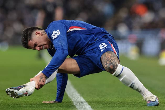Premier League Manchester City v Chelsea Enzo Fernandez of Chelsea reacts after taking a knock during the Premier League match Manchester City vs Chelsea at Etihad Stadium, Manchester, United Kingdom, 4th January 2026 (Photo by Mark Cosgrove News Images) Manchester Etihad Stadium Manchester United, ManU Kingdom Copyright: xMarkxCosgrove NewsxImagesx