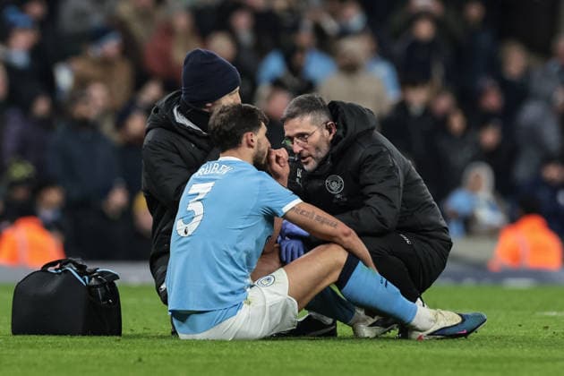 Premier League Manchester City v Chelsea Ruben Dias of Manchester City receives treatment during the Premier League match Manchester City vs Chelsea at Etihad Stadium, Manchester, United Kingdom, 4th January 2026 (Photo by Mark Cosgrove News Images) Manchester Etihad Stadium Manchester United, ManU Kingdom Copyright: xMarkxCosgrove NewsxImagesx