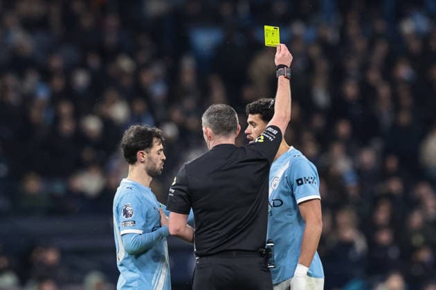Premier League Manchester City v Chelsea Referee Michael Oliver gives a yellow card to Matheus Nunes of Manchester City during the Premier League match Manchester City vs Chelsea at Etihad Stadium, Manchester, United Kingdom, 4th January 2026 (Photo by Mark Cosgrove News Images) Manchester Etihad Stadium Manchester United, ManU Kingdom Copyright: xMarkxCosgrove NewsxImagesx
