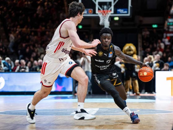 Barra Njie (Basketball Loewen Braunschweig, 13) im Zweikampf gegen Justinian Jessup (FC Bayern Muenchen, 10) Basketball Loewen Braunschweig vs. FC Bayern Muenchen, Basketball, easyCredit Basketball Bundesliga, 14. Spieltag, Saison 2025 2026, 04.01.2026 Basketball Loewen Braunschweig vs. FC Bayern Muenchen, Basketball, easyCredit Basketball Bundesliga, 14. Spieltag, Saison 2025 2026, 04.01.2026 Braunschweig Copyright: xEibner-Pressefoto DamianxKruczynx EP_DKI