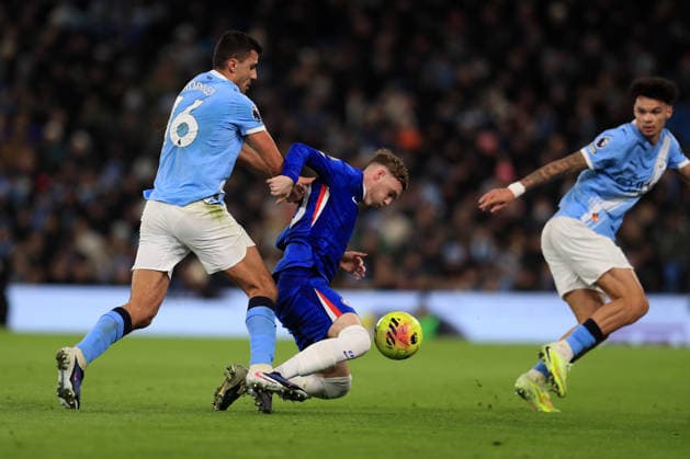 4th January 2026; Etihad Stadium, Manchester, Lancashire, England; Premier League Football, Manchester City versus Chelsea; Rodri of Manchester City tackles Cole Palmer of Chelsea  DavidxBlunsden