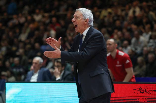 04.01.2026, xgox, Basketball, easyCredit BBL, Basketball Loewen Braunschweig - FC Bayern München emspor, v.l. Svetislav Pesic (Bayern, Trainer) gibt Anweisungen, gestikuliert mit den Armen, gesticulate, gives instructions Braunschweig