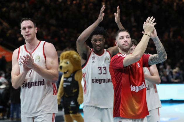 04.01.2026, xgox, Basketball, easyCredit BBL, Basketball Loewen Braunschweig - FC Bayern München emspor, v.l. Bayern Jubel ueber den Sieg, Jubel nach Spielende Braunschweig