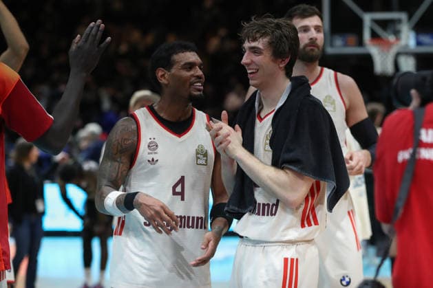 04.01.2026, xgox, Basketball, easyCredit BBL, Basketball Loewen Braunschweig - FC Bayern München emspor, v.l. Bayern um Xavier Rathan Mayes (Bayern, 4) Jubel ueber den Sieg, Jubel nach Spielende Braunschweig