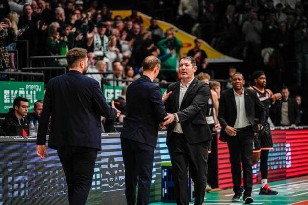 04.01.2026, xdaymx, Basketball easyCredit BBL, Gladiators Trier - Ratiopharm Ulm - Shakehands zwischen den Trainern Jacques Schneider (Trier) und Ty Harrelson (Ulm) nach dem Spiel (DFL DFB REGULATIONS PROHIBIT ANY USE OF PHOTOGRAPHS as IMAGE SEQUENCES and or QUASI-VIDEO) Trier