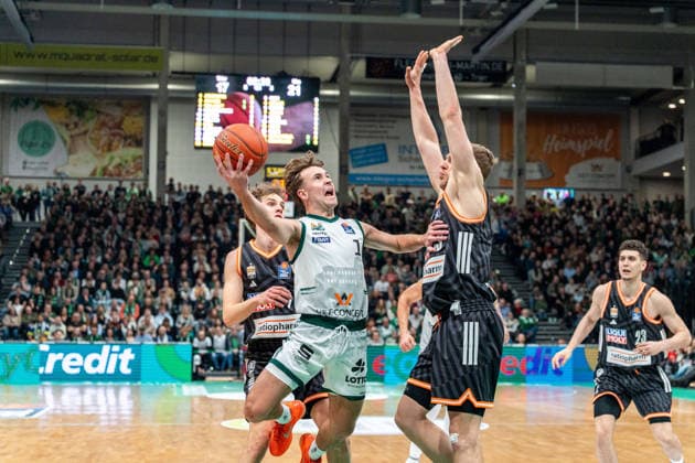 04.01.2026, xdaymx, Basketball easyCredit BBL, Gladiators Trier - Ratiopharm Ulm - Steven Ashworth (Trier) setzt sich gegen alle durch (DFL DFB REGULATIONS PROHIBIT ANY USE OF PHOTOGRAPHS as IMAGE SEQUENCES and or QUASI-VIDEO) Trier