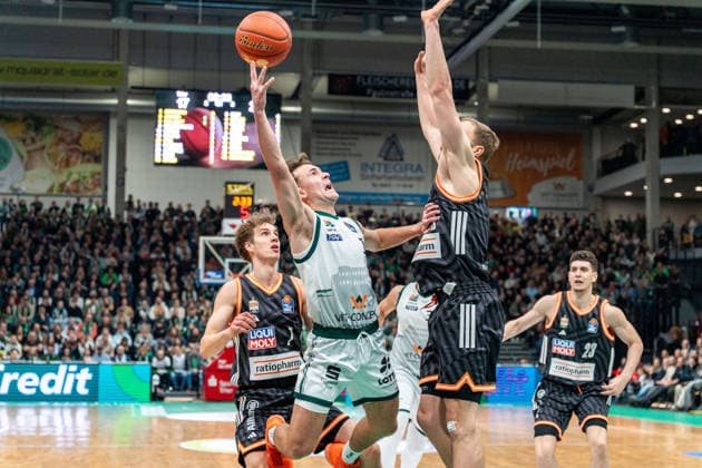 04.01.2026, xdaymx, Basketball easyCredit BBL, Gladiators Trier - Ratiopharm Ulm - Steven Ashworth (Trier) setzt sich gegen alle durch (DFL DFB REGULATIONS PROHIBIT ANY USE OF PHOTOGRAPHS as IMAGE SEQUENCES and or QUASI-VIDEO) Trier