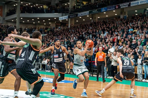 04.01.2026, xdaymx, Basketball easyCredit BBL, Gladiators Trier - Ratiopharm Ulm - Jordan Roland (Trier) setzt sich gegen alle durch (DFL DFB REGULATIONS PROHIBIT ANY USE OF PHOTOGRAPHS as IMAGE SEQUENCES and or QUASI-VIDEO) Trier