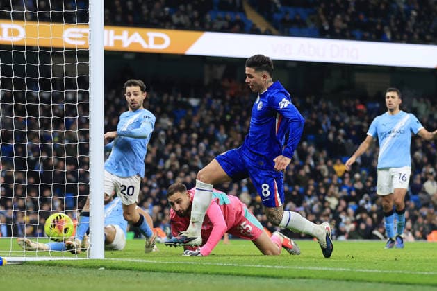 Football - Premier League - Manchester City v Chelsea 4th January 2026 - Premier League - Manchester City v Chelsea - Enzo Fernandez of Chelsea scores their 1st goal - Photo: Simon Stacpoole Offside. Manchester UK Copyright: xSimonxStacpoolexOffside