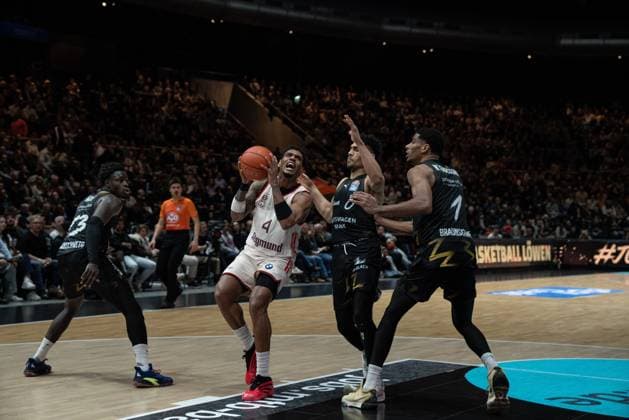 Spielaktion mit David NGuessan (1; Basketball Löwen Braunschweig), Adrian Worthy (0; Basketball Löwen Braunschweig), Xavier Rathan-Mayes (4; FC Bayern Basketball) und Barra Njie (13; Basketball Löwen Braunschweig) in der EasyCredit BBL am 14. Spieltag in Braunschweig. Spielaktion mit David NGuessan (1; Basketball Löwen Braunschweig) und Xavier Rathan-Mayes (4; FC Bayern Basketball)