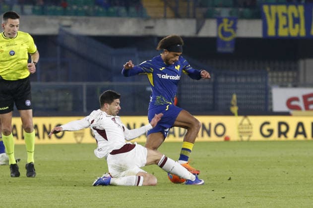 CALCIO - Serie A - Hellas Verona FC vs Torino FC Giovanni Pablo Simeone Baldini Simeone of Torino FC battle for the ball with Antoine Joseph Bernede of Hellas Verona FC during Hellas Verona FC vs Torino FC, 18Â° Serie A Enilive 2025-26 game at Marcantonio Bentegodi stadium in Verona (VR), Italy, on January 04, 2026. Verona Italy  Copyright: xIPAxSport ABACAx