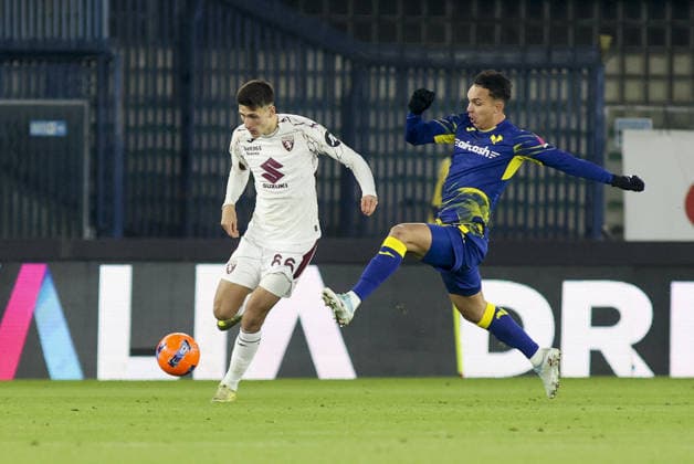 CALCIO - Serie A - Hellas Verona FC vs Torino FC Giovane Santana do Nascimiento of Hellas Verona FC battle for the ball with Gvidas Gineitis of Torino FC during Hellas Verona FC vs Torino FC, 18Â° Serie A Enilive 2025-26 game at Marcantonio Bentegodi stadium in Verona (VR), Italy, on January 04, 2026. Verona Italy  Copyright: xIPAxSport ABACAx