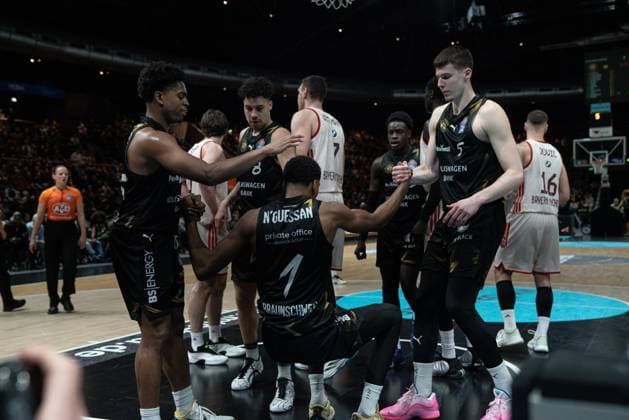 Szene mit Luka ä?uka (5; Basketball Löwen Braunschweig), Grant Sherfield (25; Basketball Löwen Braunschweig), Joshua Obiesie (8; Basketball Löwen Braunschweig) und Barra Njie (13; Basketball Löwen Braunschweig) auf dem Spielfeld Spielaktion mit Luka ä?uka (5; Basketball Löwen Braunschweig) und Grant Sherfield (25; Basketball Löwen Braunschweig)