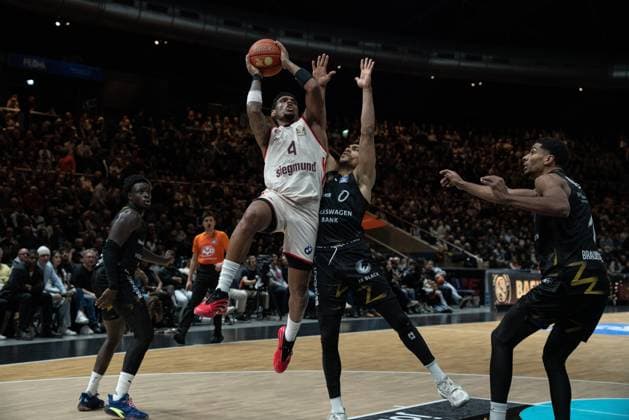 Szene mit Xavier Rathan-Mayes (4, FC Bayern Basketball), David NGuessan (1; Basketball Löwen Braunschweig), Adrian Worthy (0; Basketball Löwen Braunschweig) und Barra Njie (13; Basketball Löwen Braunschweig) in der EasyCredit BBL am 14. Spieltag in Braunschweig. Spielaktion mit Xavier Rathan-Mayes (4, FC Bayern Basketball), David NGuessan (1; Basketball Löwen Braunschweig) und Adrian Worthy (0; Basketball Löwen Braunschweig)