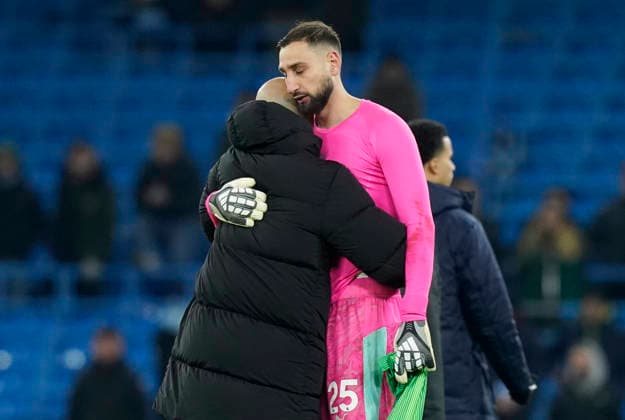 Manchester, England, 4th January 2026. Gianluigi Donnarumma of Manchester City dejected is consoled by Pep Guardiola coach of Manchester City during the Manchester City vs Chelsea Premier League match at the Etihad Stadium, Manchester. Picture credit should read: Andrew Yates Sportimage EDITORIAL USE ONLY. No use with unauthorised audio, video, data, fixture lists, club league logos or live services. Online in-match use limited to 120 images, no video emulation. No use in betting, games or single club league player publications. SPI_097_AY_Man_City_Chelsea SPI-4432-0096