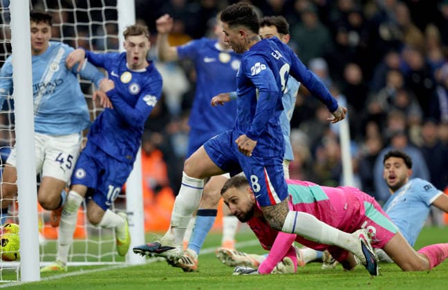 Manchester City v Chelsea - Premier League Enzo Fernandez of Chelsea scores equalizing goal during the Premier League match between Manchester City and Chelsea at Etihad Stadium on January 4, 2026 in Manchester, England. WARNING! This Photograph May Only Be Used For Newspaper And Or Magazine Editorial Purposes. May Not Be Used For Publications Involving 1 player, 1 Club Or 1 Competition Without Written Authorisation From Football DataCo Ltd. For Any Queries, Please Contact Football DataCo Ltd on +44 (0) 207 864 9121 Manchester Etihad Stadium England United Kingdom Copyright: xAllstarxPicturexLibraryxLtdx