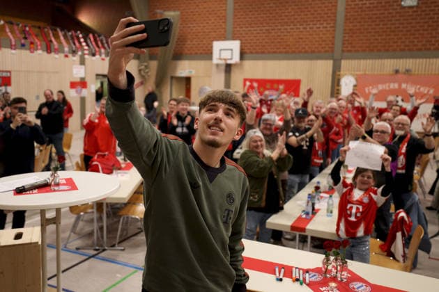 04.01.2026, Fussball, Lennart Karl besucht den FC Bayern München-Fanclub Burgsinn Lennart Karl (FC Bayern München) macht ein Foto mit den Fanclub-Mitgliedern im Hintergrund Burgsinn Sinngrundhalle Bayern Deutschland *** 04 01 2026, Soccer, Lennart Karl visits the FC Bayern Munich fan club Burgsinn Lennart Karl FC Bayern Munich takes a photo with the fan club members in the background Burgsinn Sinngrundhalle Bayern Germany