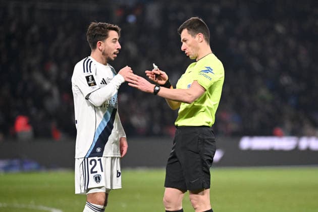 Paris Saint-Germain v Paris FC - Ligue 1 McDonald s 2025 2026 20 Julien LOPEZ (pfc) - Benoit BASTIEN (ARBITRE) during the Ligue 1 McDonald s match between Paris Saint-Germain and Paris FC at Parc des Princes on January 4, 2026 in Paris, France. Paris France  Copyright: xFEPx 776348245