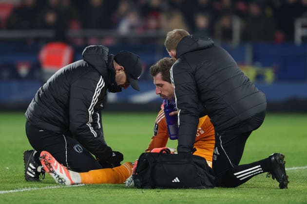 FBL-FRA-LIGUE1-Paris Saint Germain - Paris FC golakeeper Kevin Trapp (Paris FC) lies injured on the ground during the French L1 football match between Paris Saint Germain (PSG) and Paris FC at Parc des Princes on January 04, 2026 in Paris France Copyright: JoaquimxFerreira