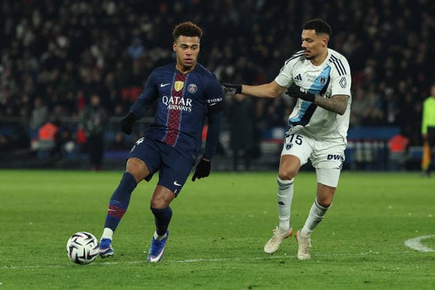 FBL-FRA-LIGUE1-Paris Saint Germain - Paris FC Senny Mayulu (Paris Saint-Germain), Timothee Kolodziejczak (Paris FC) during the French L1 football match between Paris Saint Germain (PSG) and Paris FC at Parc des Princes on January 04, 2026 in Paris France Copyright: JoaquimxFerreira