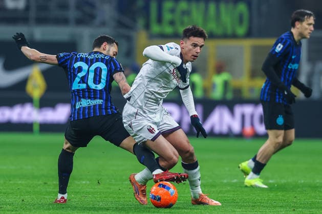 FC Internazionale vs Bologna FC - Serie A 2025 26 - 04 01 2026 Nikola Moro of Bologna FC competes for the ball with Hakan Calhanoglu of FC Internazionale during Serie A 2025 26 football match between FC Internazionale and Bologna FC at San Siro Stadium in Milan Copyright: xBEAUTIFULxSPORTS Carabellix