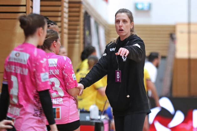 Handball, 2. Alsco HBF: HC Leipzig - Füchse Berlin; 04.01.2026 Trainerin Susann Müller (Füchse Berlin). 2. Alsco Handball Bundesliga Frauen, HBF, Saison 2025 2026, 12. Spieltag: HC Leipzig vs. Füchse Berlin am 04.01.2026 in der Sporthalle Brüderstraße Leipzig. Copyright: xBEAUTIFULxSPORTS JanxKaeferx