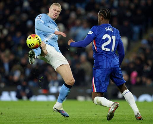 Manchester City v Chelsea - Premier League Erling Haaland of Manchester City and Jorrel Hato of Chelsea challenge during the Premier League match between Manchester City and Chelsea at Etihad Stadium on January 4, 2026 in Manchester, England. WARNING! This Photograph May Only Be Used For Newspaper And Or Magazine Editorial Purposes. May Not Be Used For Publications Involving 1 player, 1 Club Or 1 Competition Without Written Authorisation From Football DataCo Ltd. For Any Queries, Please Contact Football DataCo Ltd on +44 (0) 207 864 9121 Manchester Etihad Stadium England United Kingdom Copyright: xAllstarxPicturexLibraryxLtdx